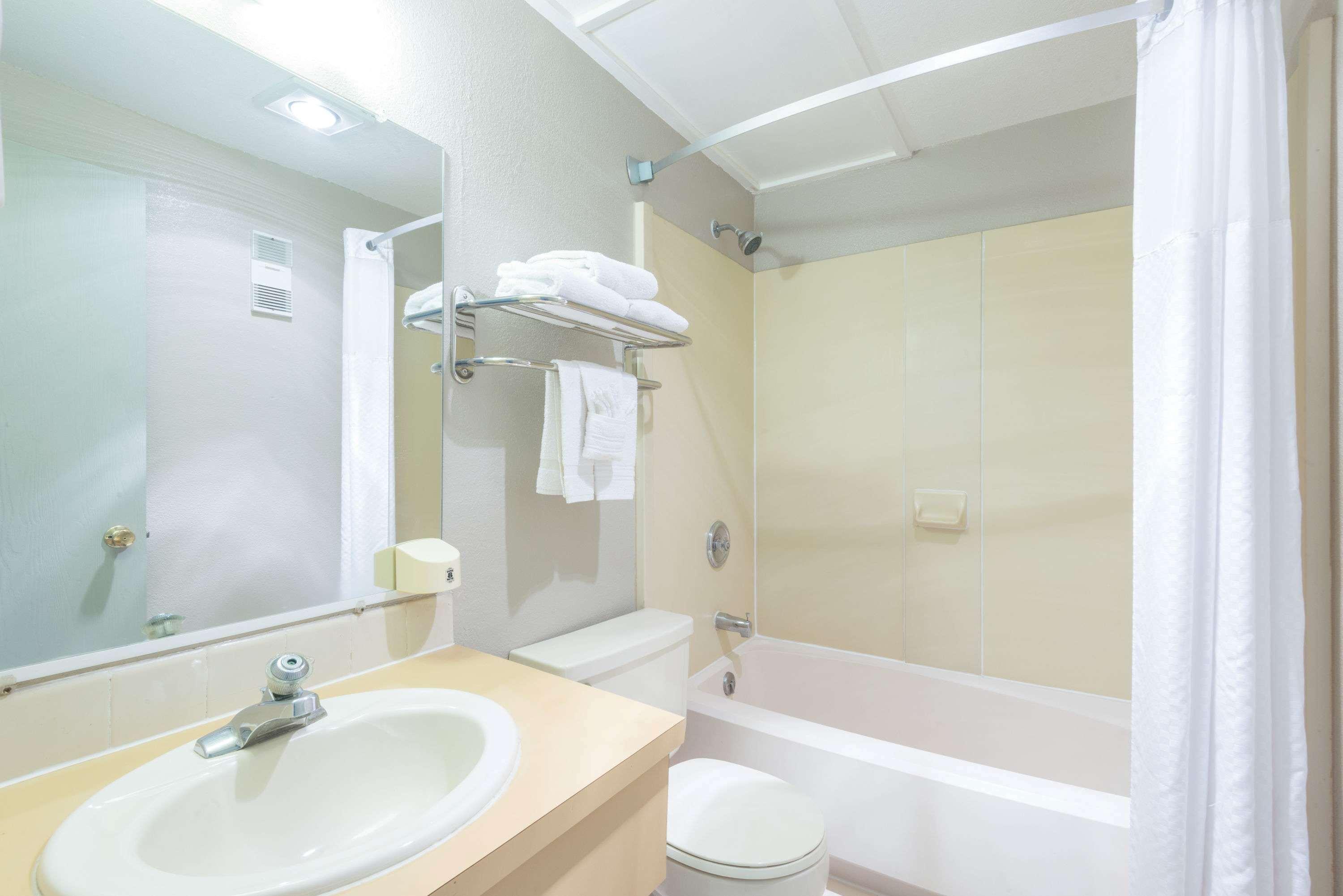 ซูเปอร์ 8 บาย วินด์แฮม เชอริตัน Hotel เชอริเดน ภายนอก รูปภาพ